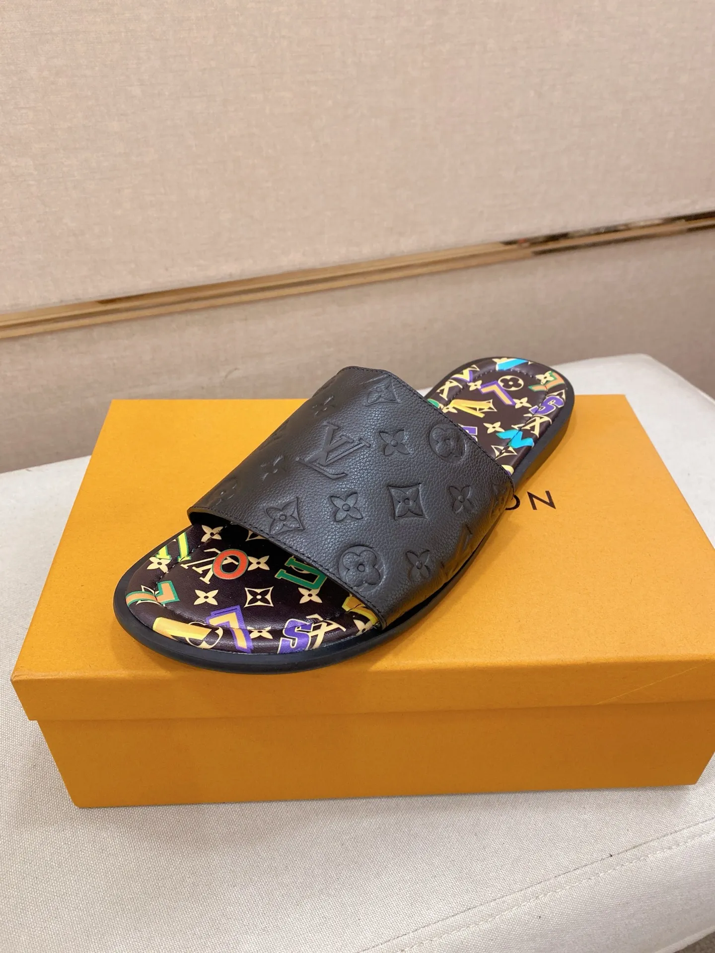 Men's shoes 💰: 340💰Made by LV🔍Top purchasing agents. Men's spring and summer slippers are available at the same counter. The uppers are imported cowhide from Italy, with logo graphics and high-quality craftsmanship. Soles: original soles specially provided by the original factory. Exclusive movable molded soles are super comfortable. Original goods follow orders. 🔍🔍High quality. You can enter and exit the counter at will. Welcome to compare. Size 38-44. Can be customized45